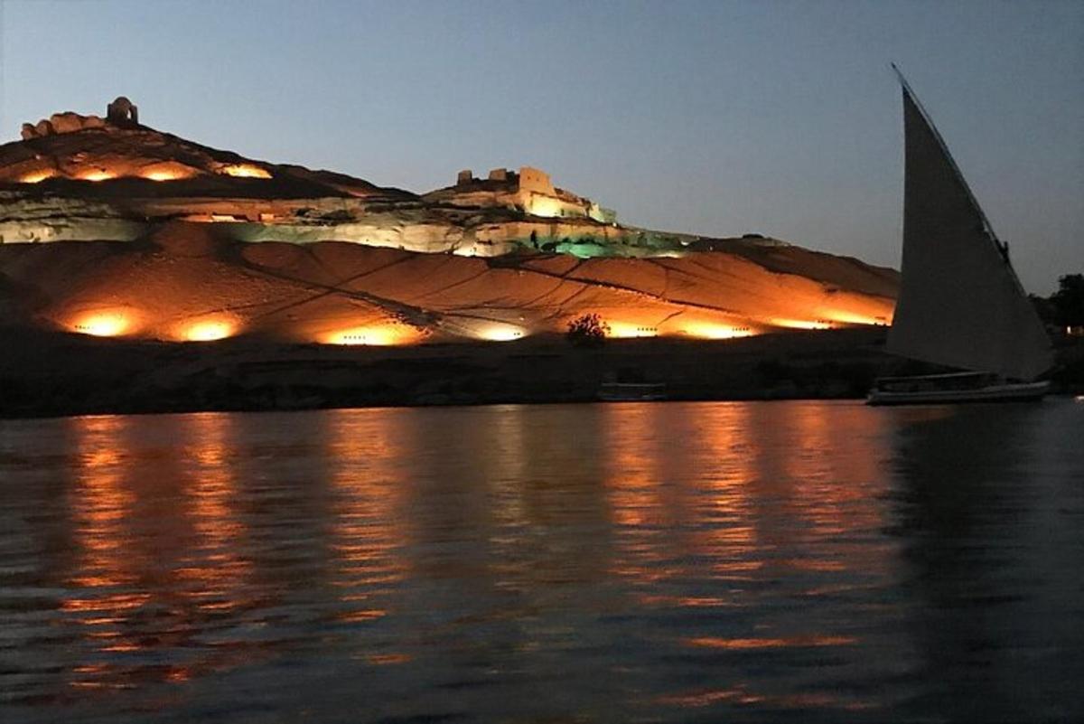 un veler a l'aigua davant d'un edifici