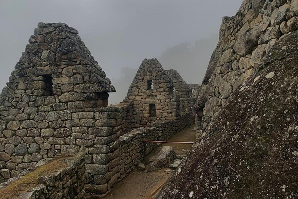 un grupo de edificios de piedra en una montaña