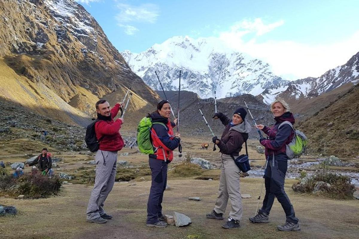 um grupo de pessoas em pé em frente a uma montanha
