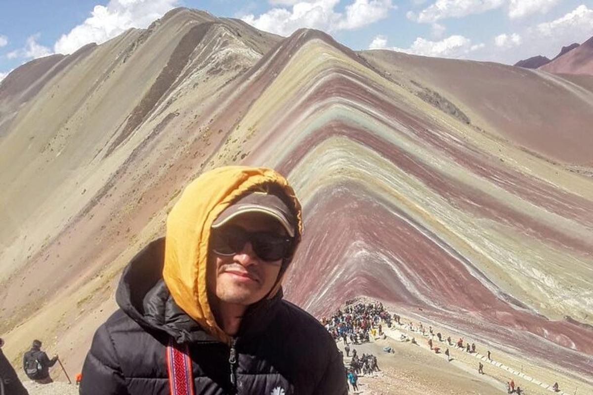 un hombre parado frente a una montaña