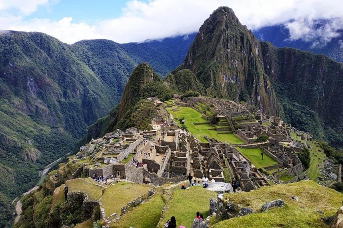 uma vista de machu picchu do topo de uma montanha