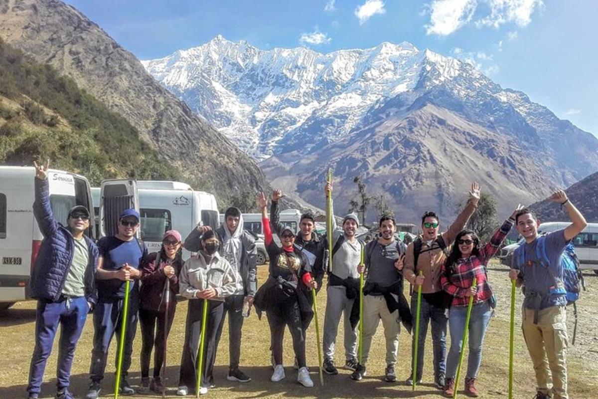 un gruppo di persone in posa per una foto davanti a una montagna