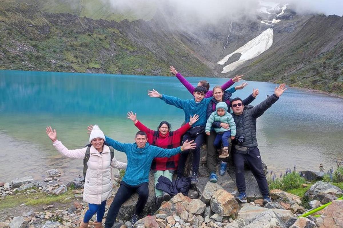 un gruppo di persone in posa per una foto davanti a un lago