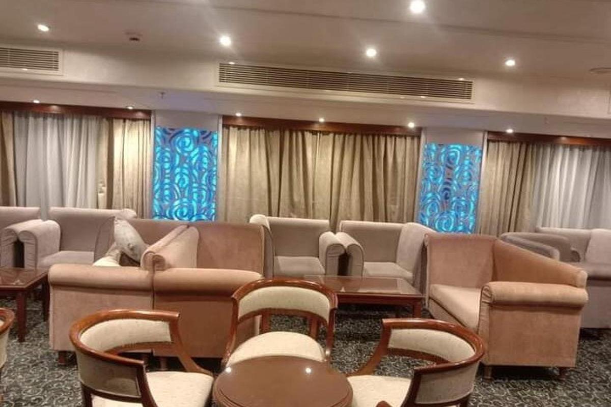 una sala d'attesa con divani, tavoli e sedie