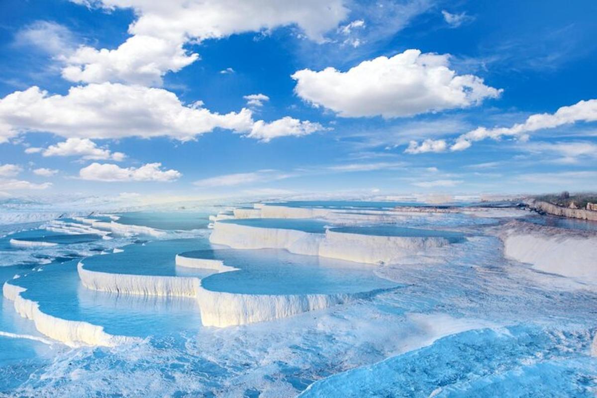 Letecký pohled na islandské jezero s ledovci