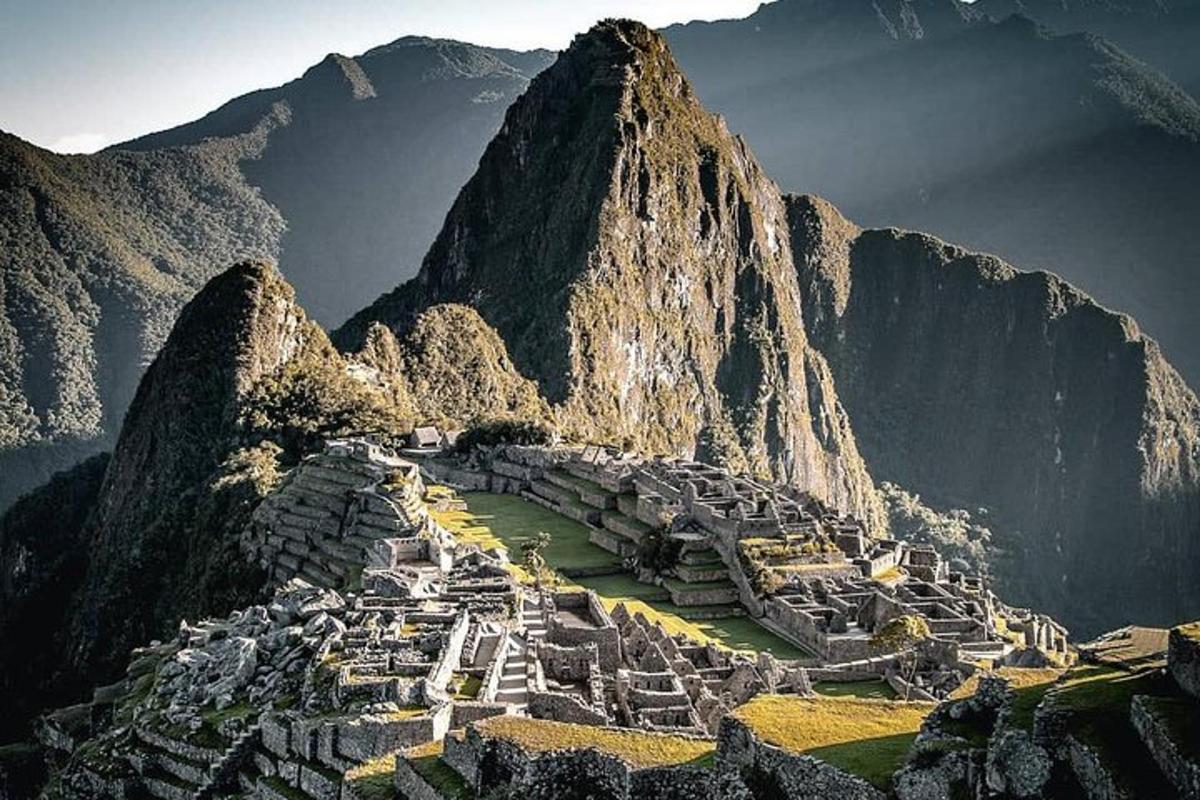 un'antica città sul fianco di una montagna