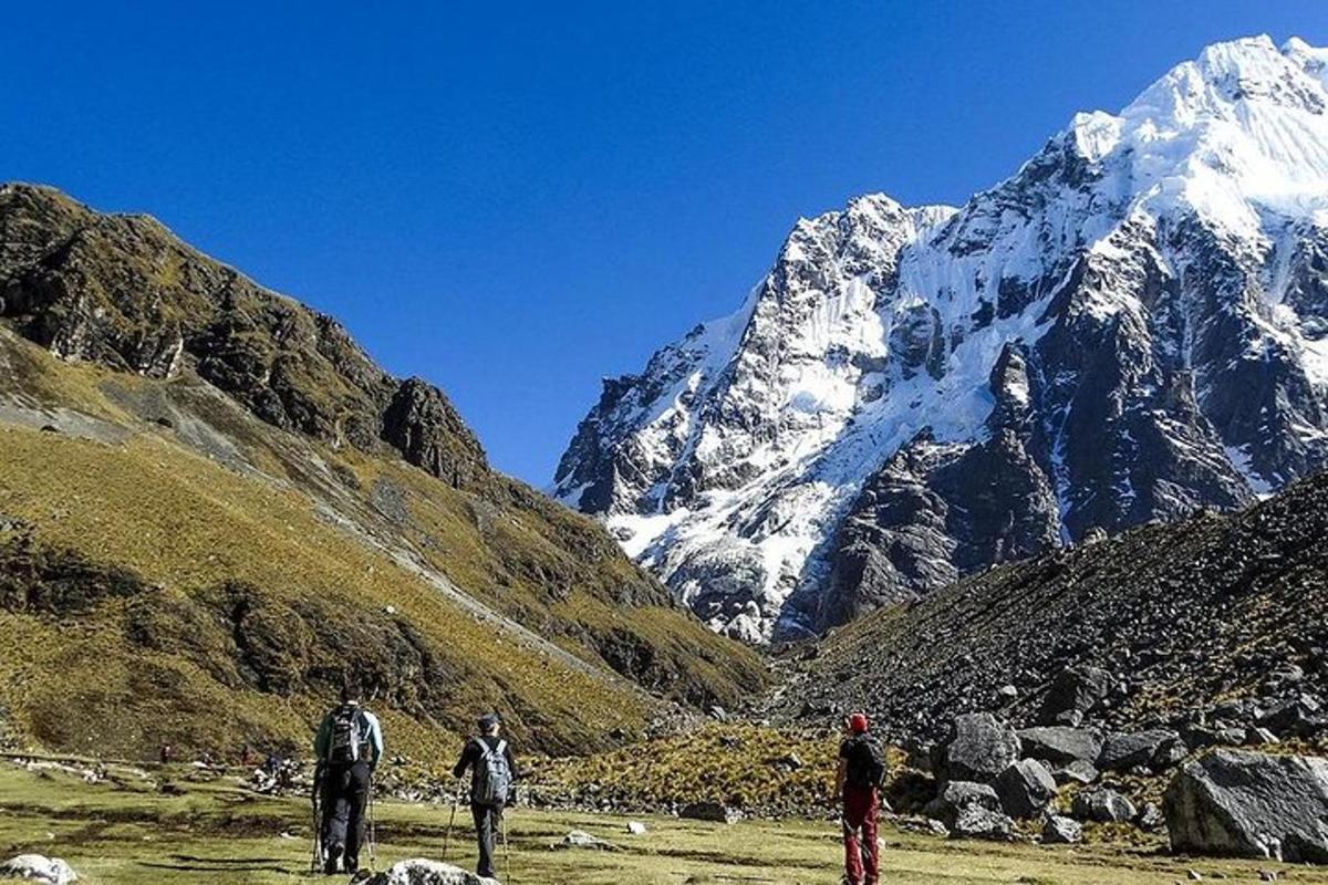 un gruppo di persone in piedi di fronte a una montagna