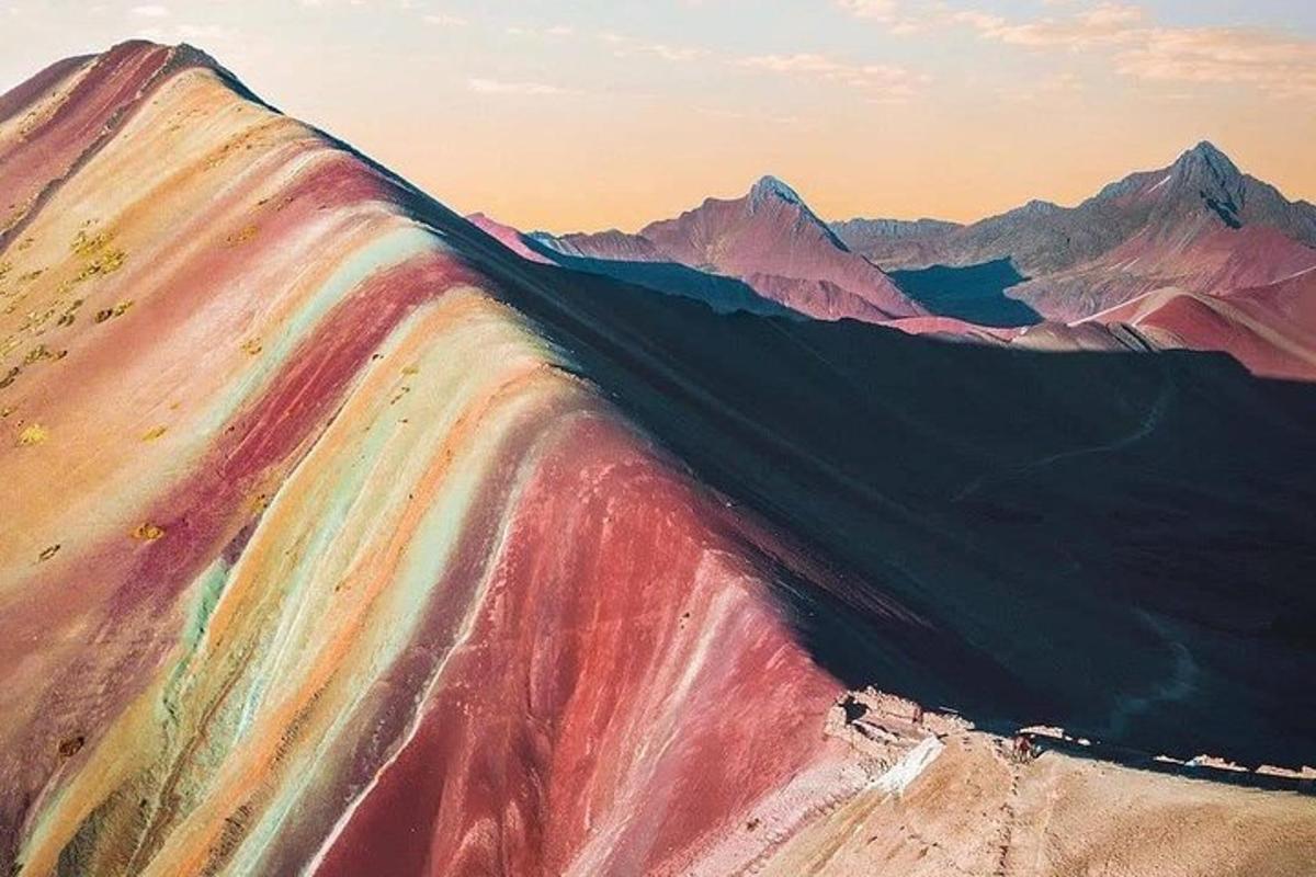 un dipinto di una montagna con un arcobaleno sopra
