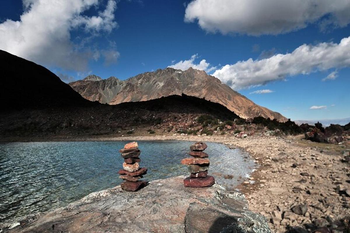 un gruppo di rocce appoggiate su una roccia vicino all'acqua