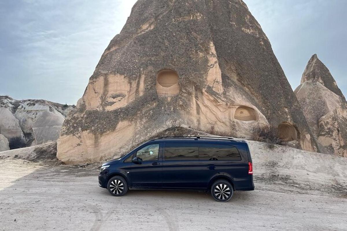 sebuah van biru berhenti di hadapan sebuah gunung