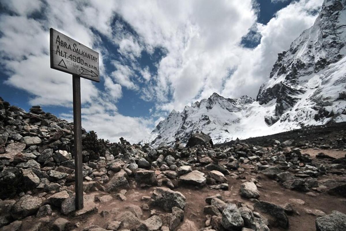 un cartello davanti a una montagna innevata