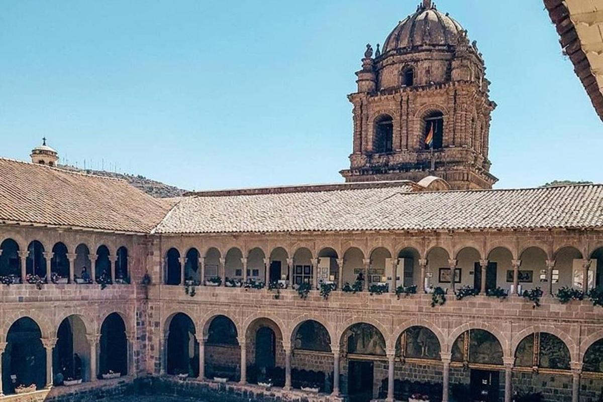 un grande edificio con una torre dell'orologio sullo sfondo