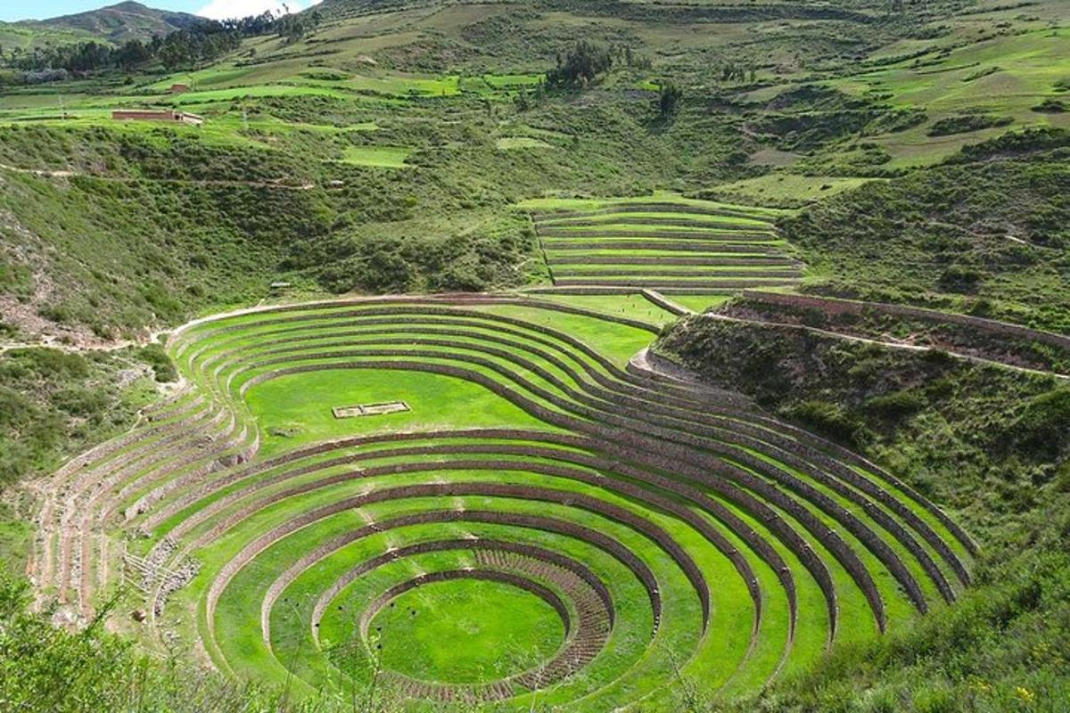 um antigo anfiteatro na encosta de uma colina