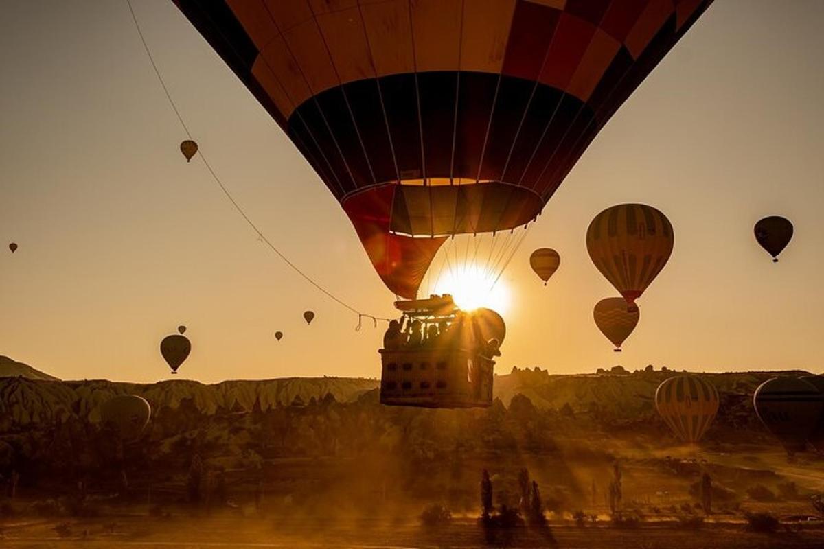 grupa balonów na ogrzane powietrze latających na niebie