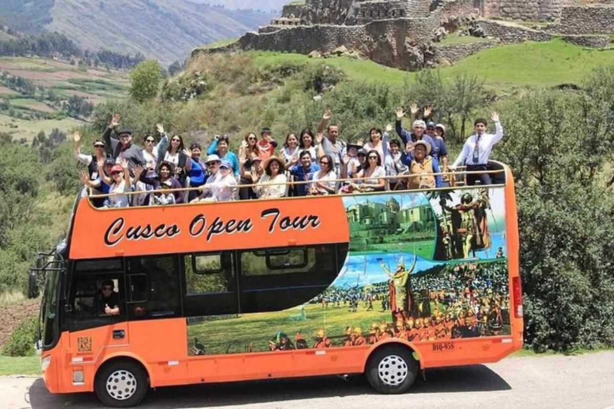 skupina lidí v oranžovém autobuse