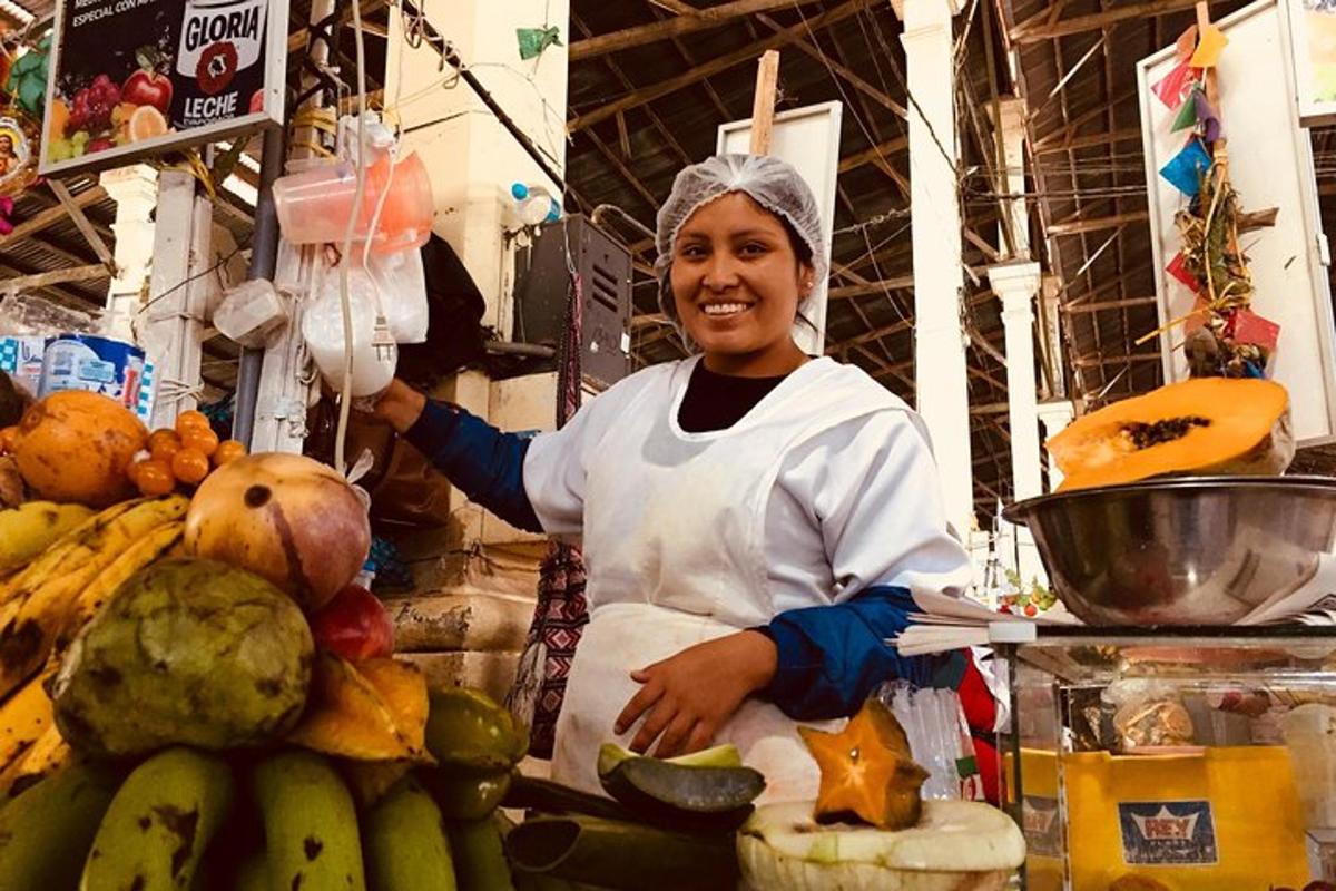 seorang wanita berdiri di pasar dengan buah-buahan dan sayur-sayuran