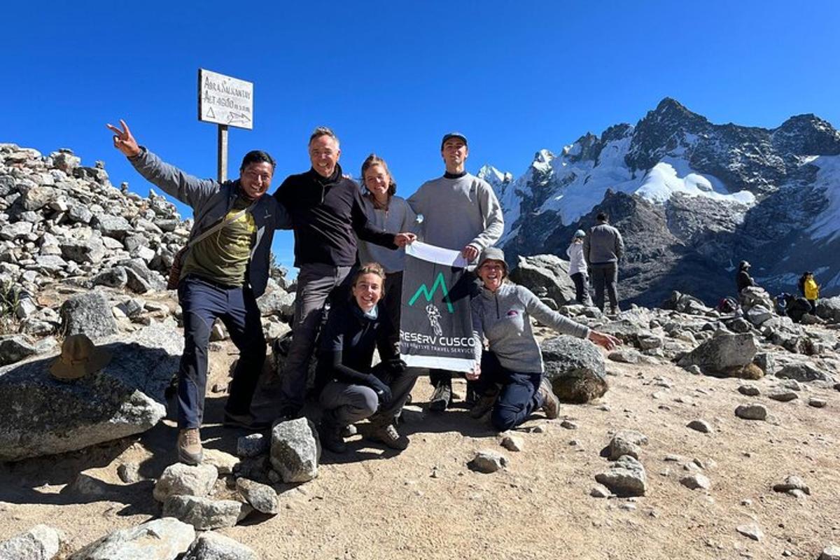 un gruppo di persone in posa per una foto su una montagna