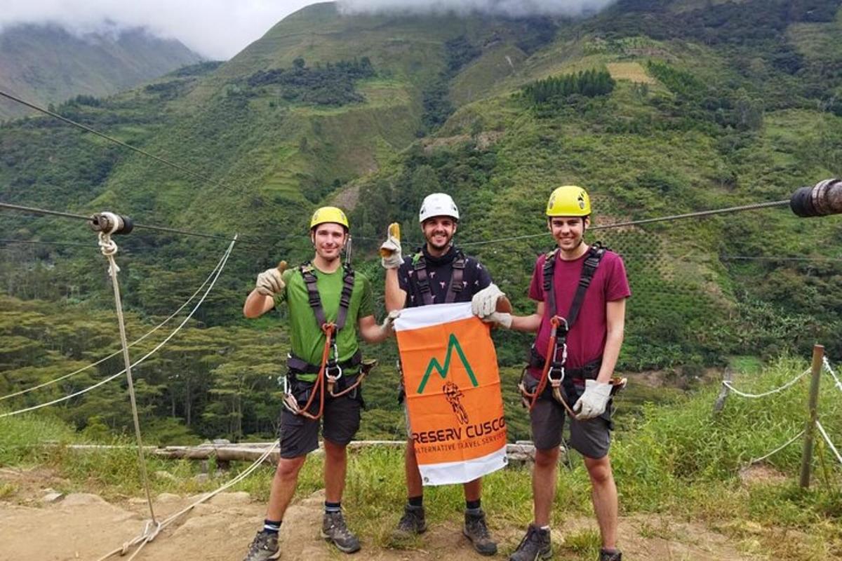 trije moški stojijo na ziplineu z napisom