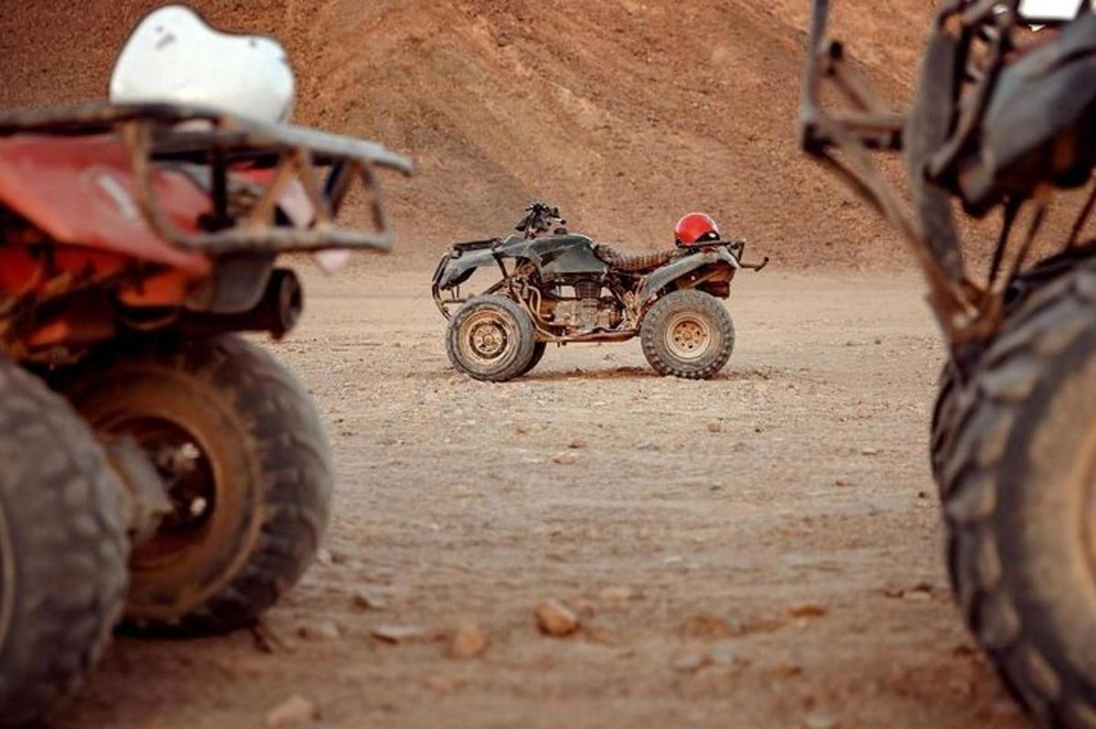 dua atv diletakkan di atas padang tanah