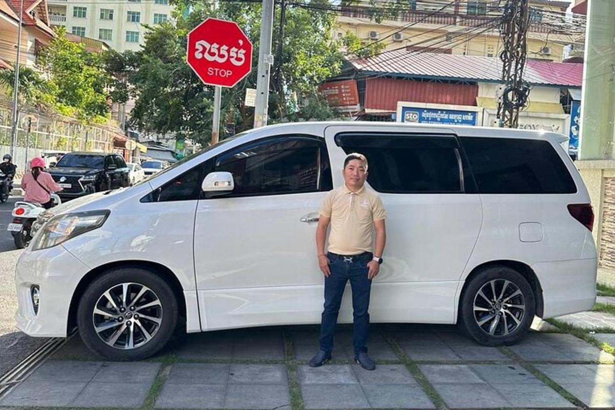 um homem parado na frente de uma van branca