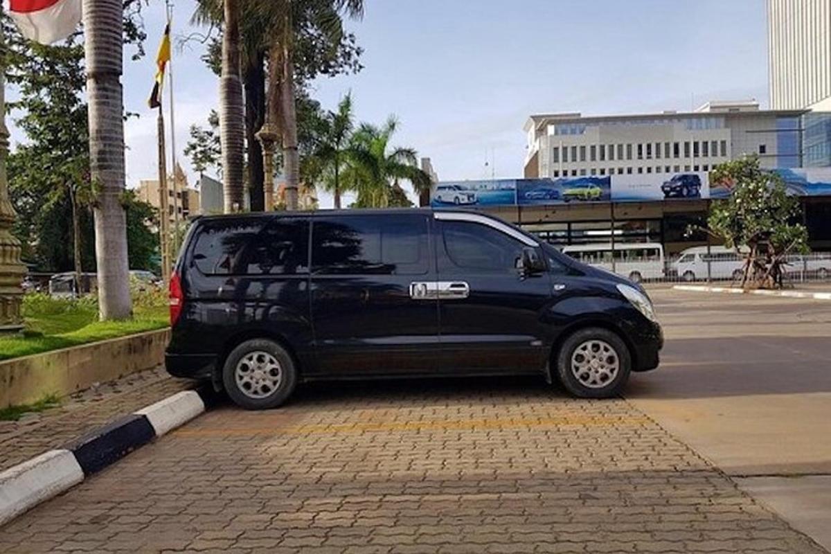 sebuah van hitam diletakkan di tepi jalan