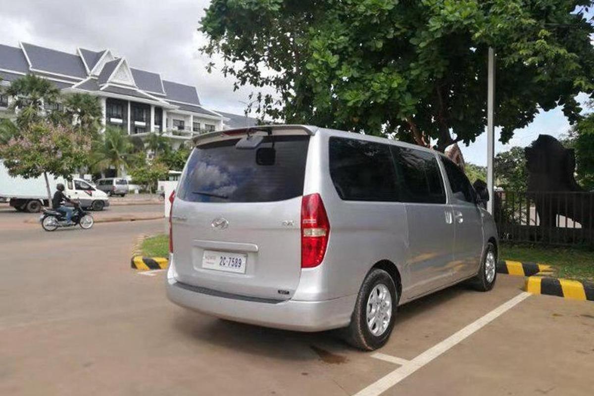 uma van prateada estacionada em um estacionamento