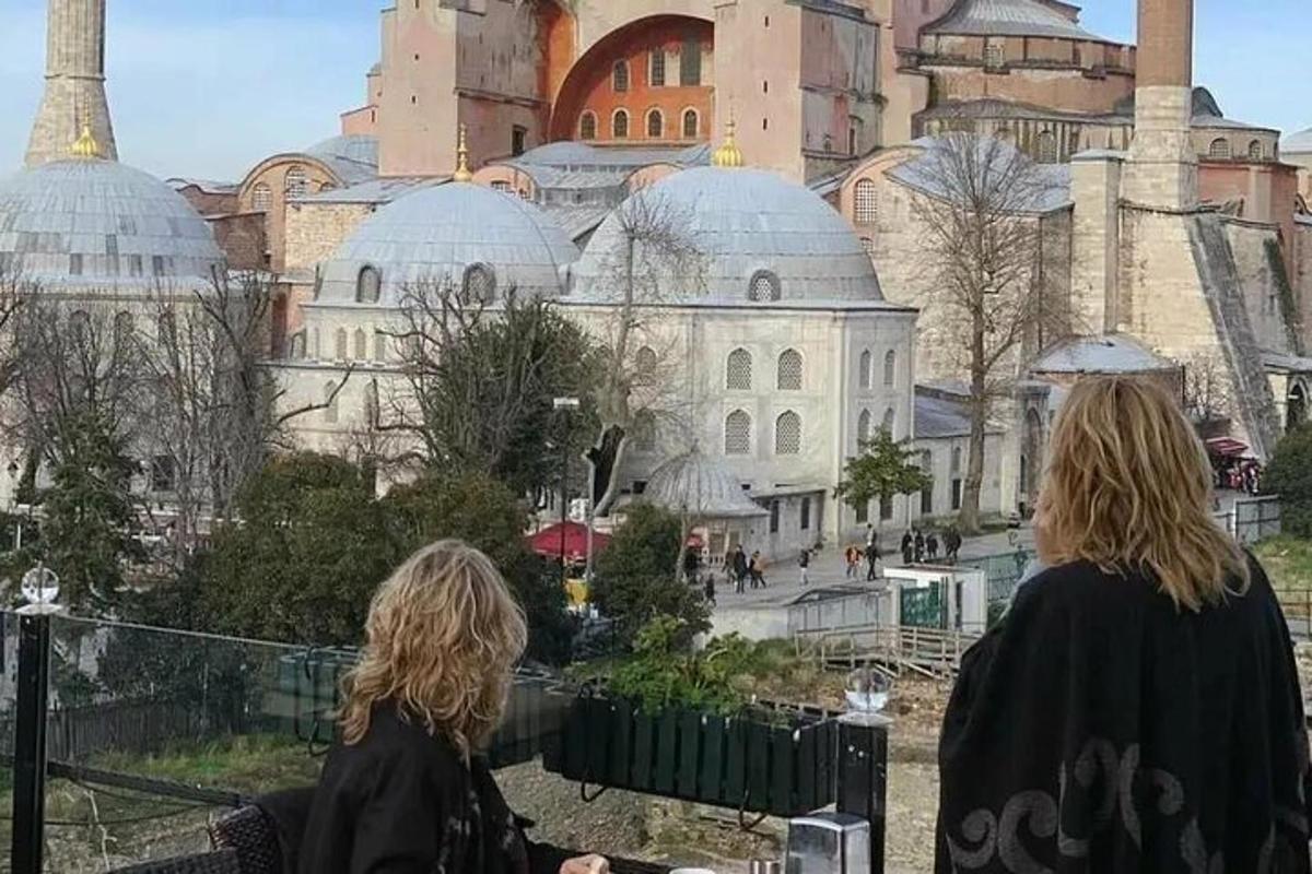 две женщины смотрят на город с куполами