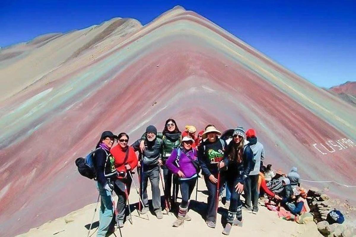 un gruppo di persone in piedi sulla cima di una montagna