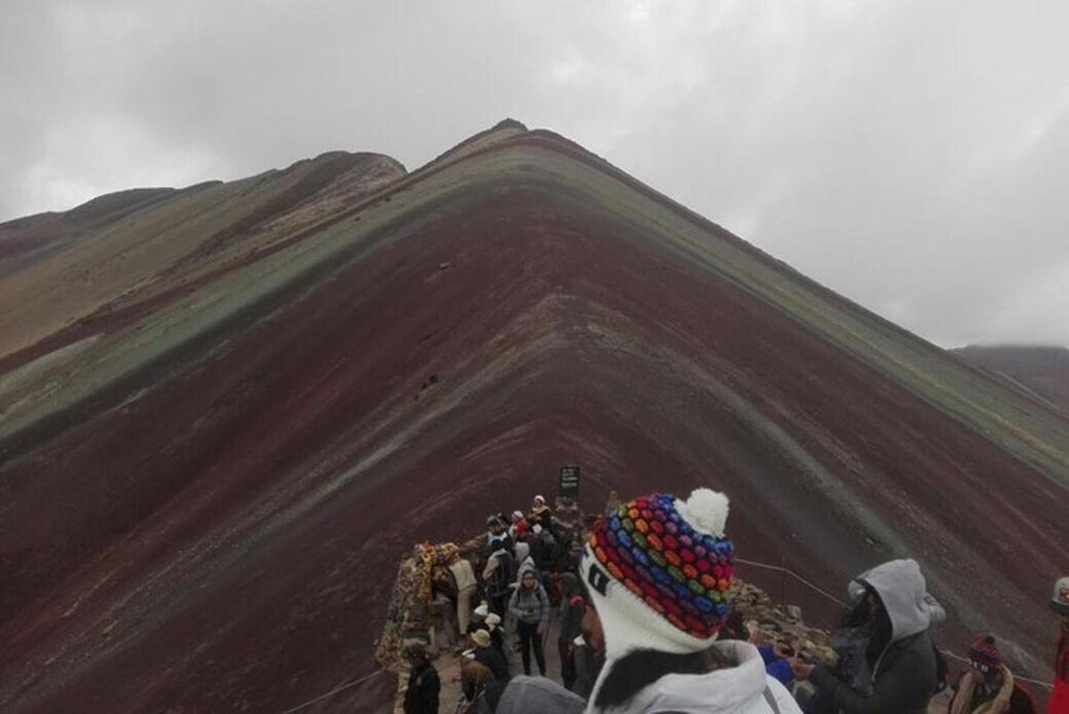 un gruppo di persone in piedi sulla cima di una montagna