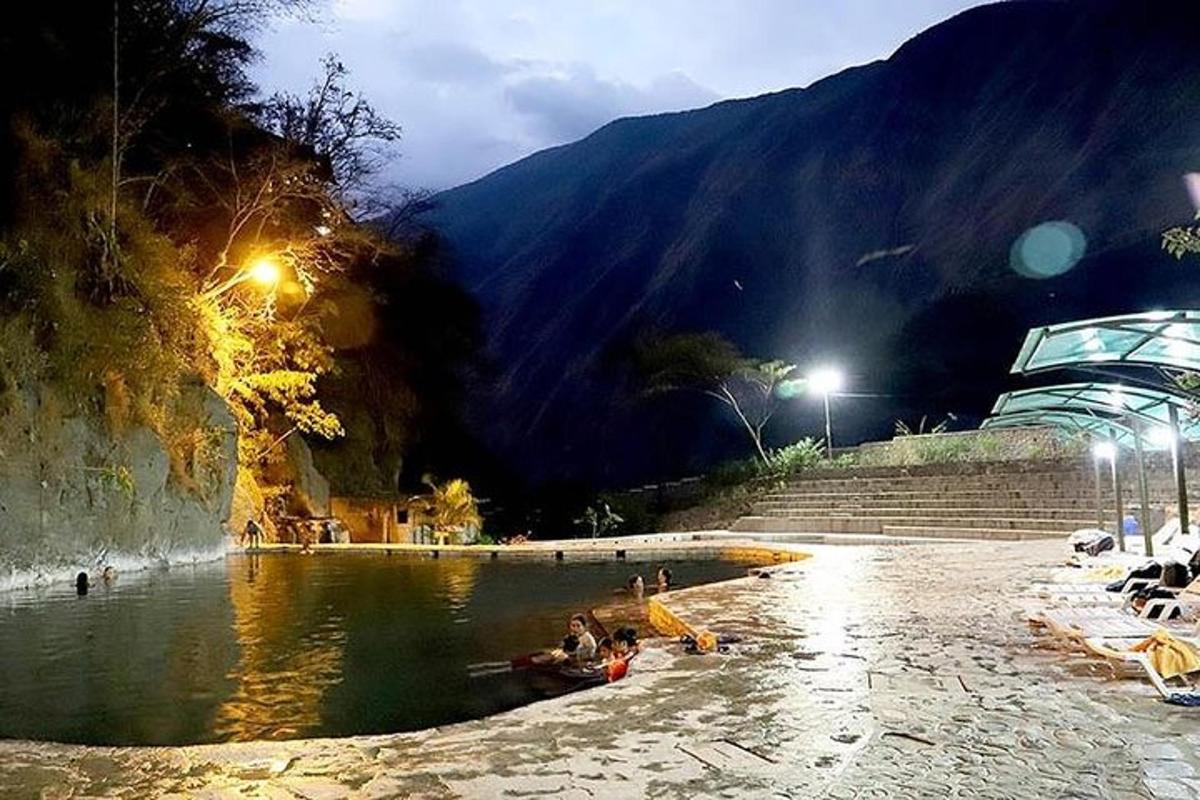 sekelompok orang di perairan pada malam hari