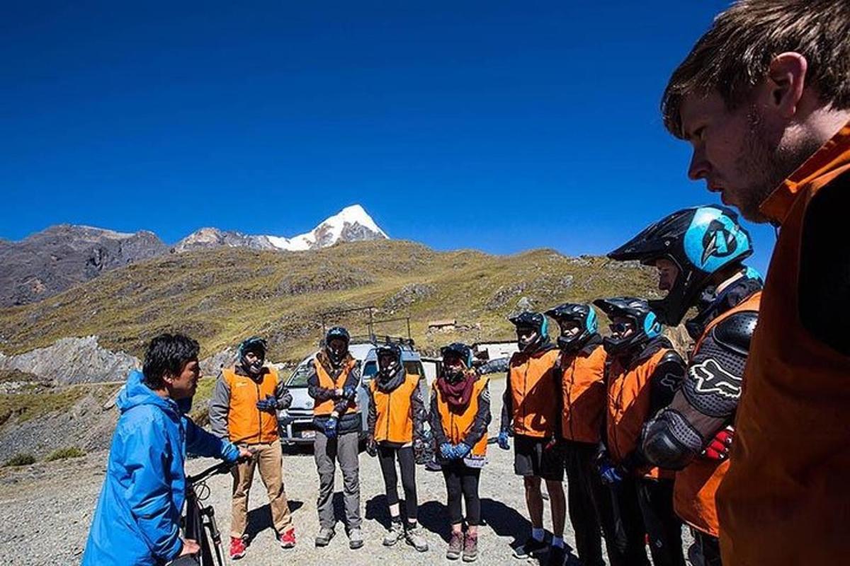 sekelompok orang yang berdiri di sisi gunung