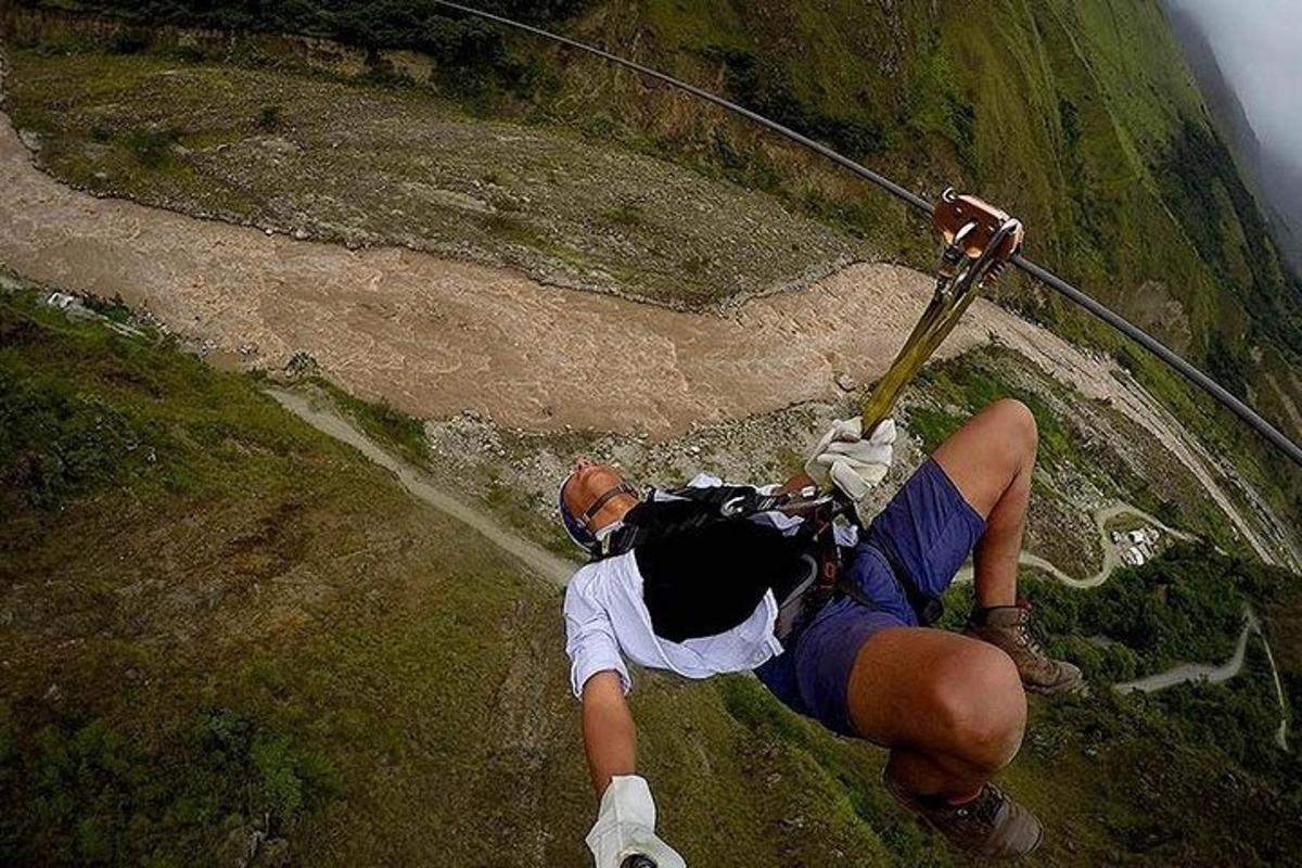 um homem está segurando um poste em uma colina