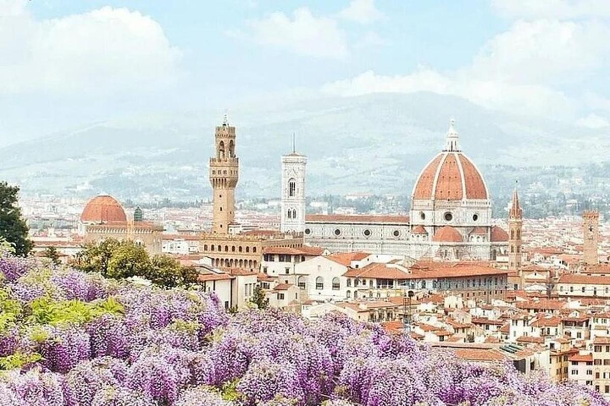una vista di una città con fiori viola