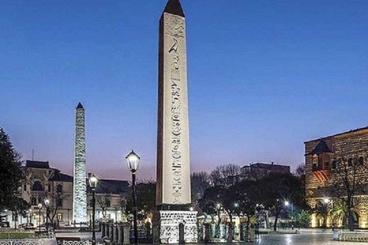 un obelisc alt al mig d'una ciutat