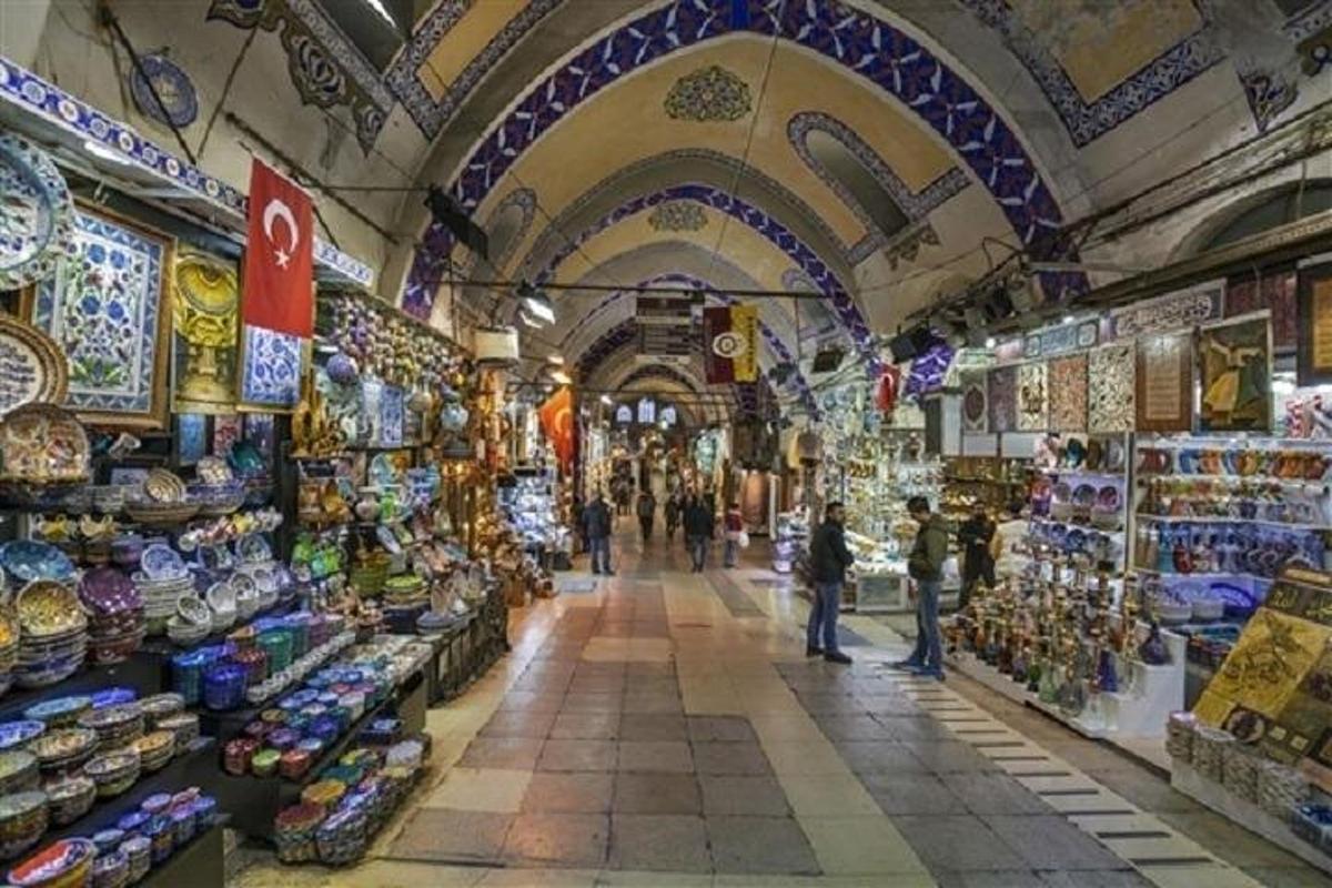 una vista d'un mercat amb gent caminant-hi