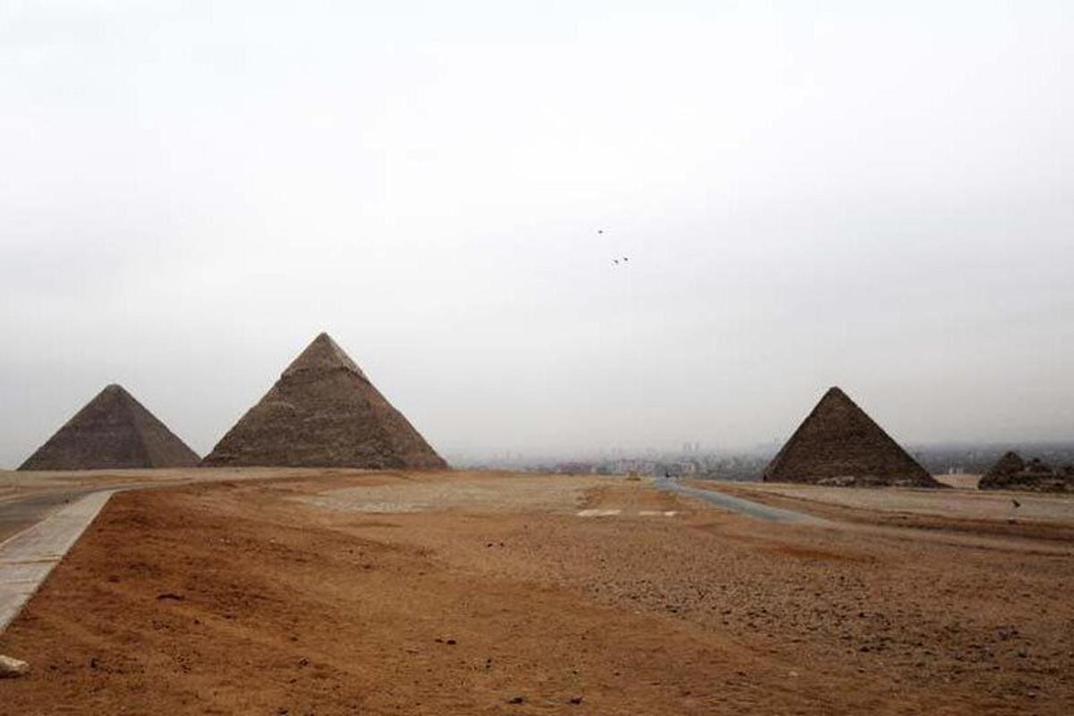 vaade Giza püramiididele kõrbes