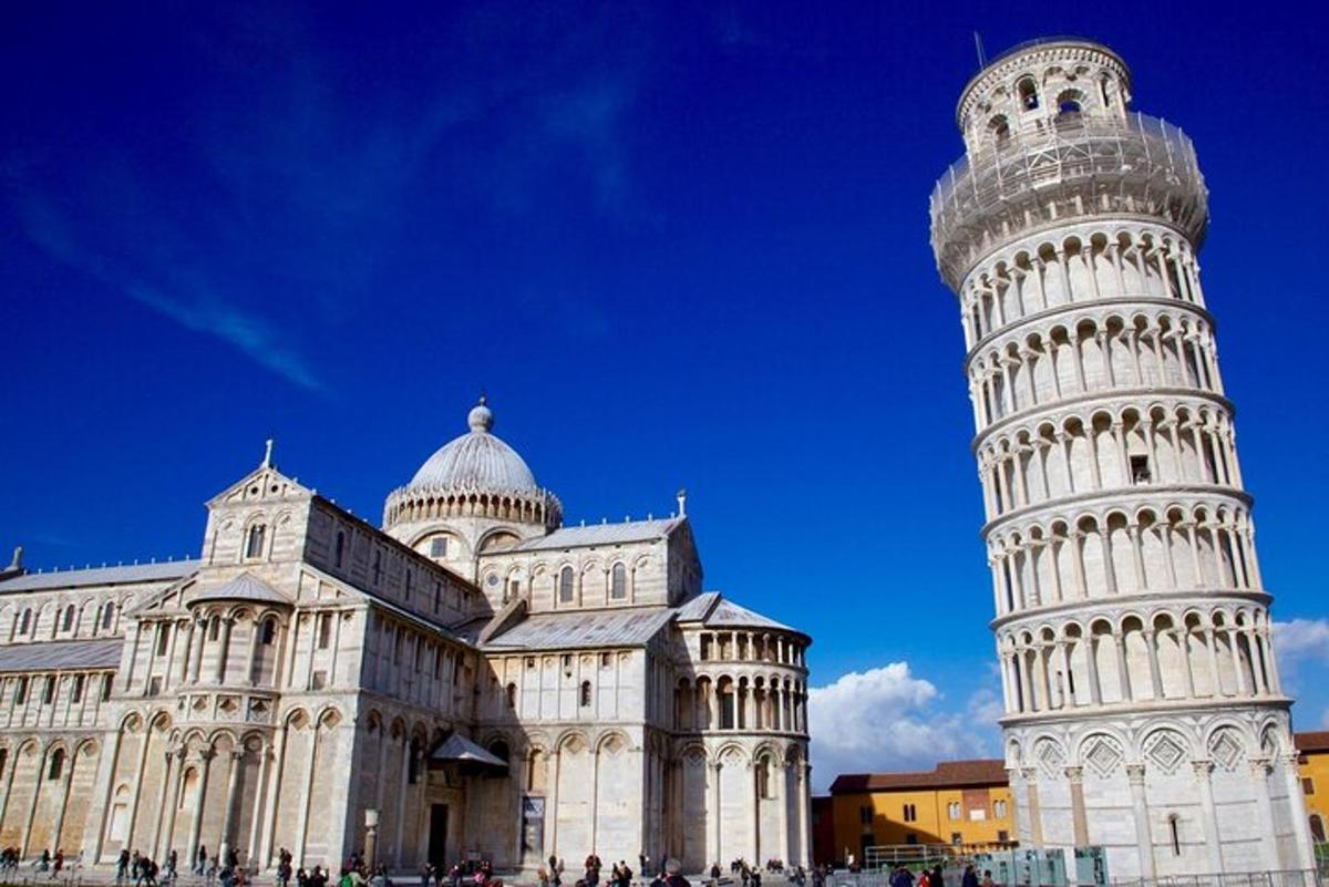 due torri accanto a un edificio con la torre pendente
