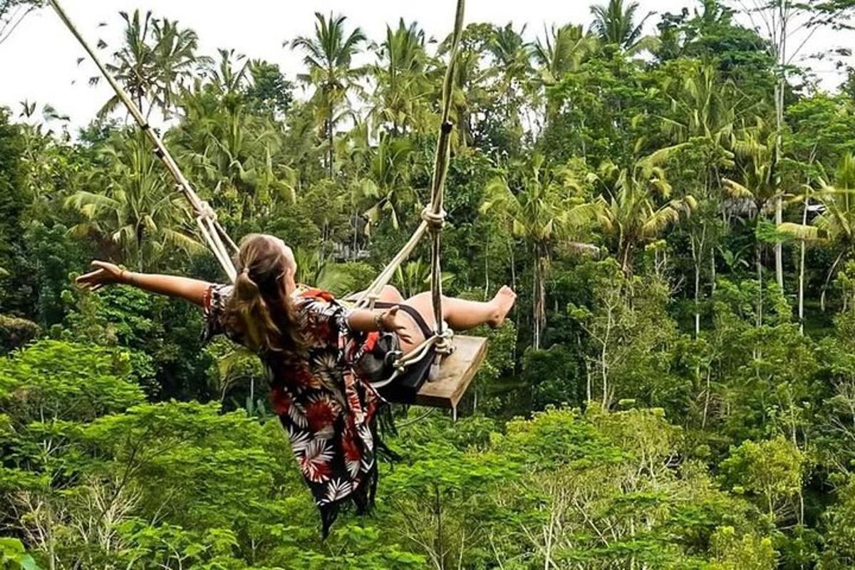 một người phụ nữ đang đu mình trên một sợi dây xích đu trong rừng