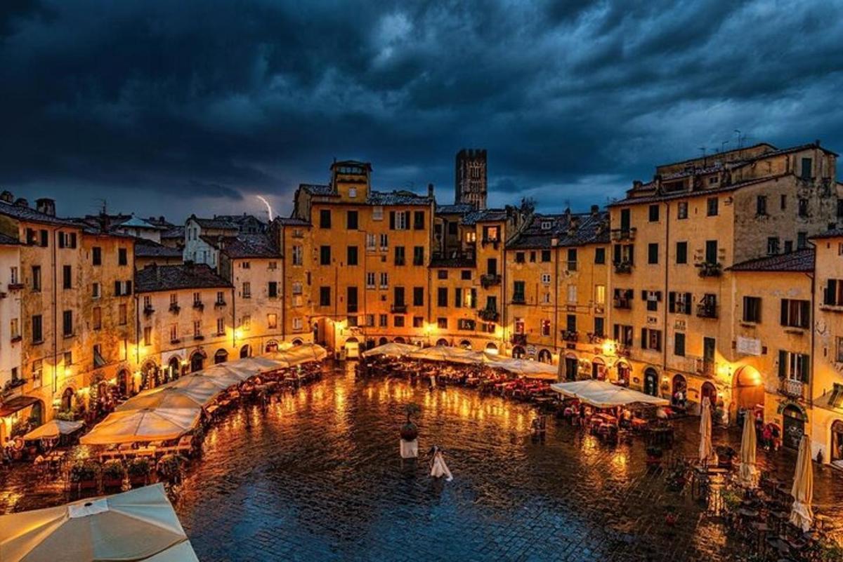 una vista di un canale in una città di notte