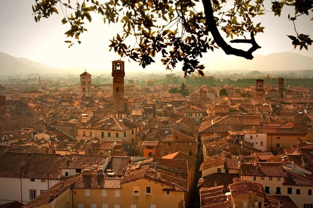 una vista di una città con una torre dell'orologio