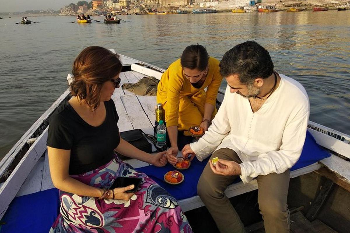 un grupo de tres personas en un barco