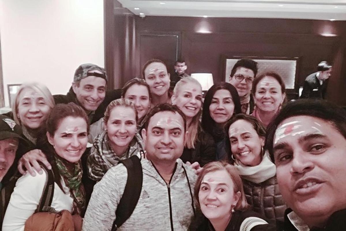 un grupo de personas posando para una foto