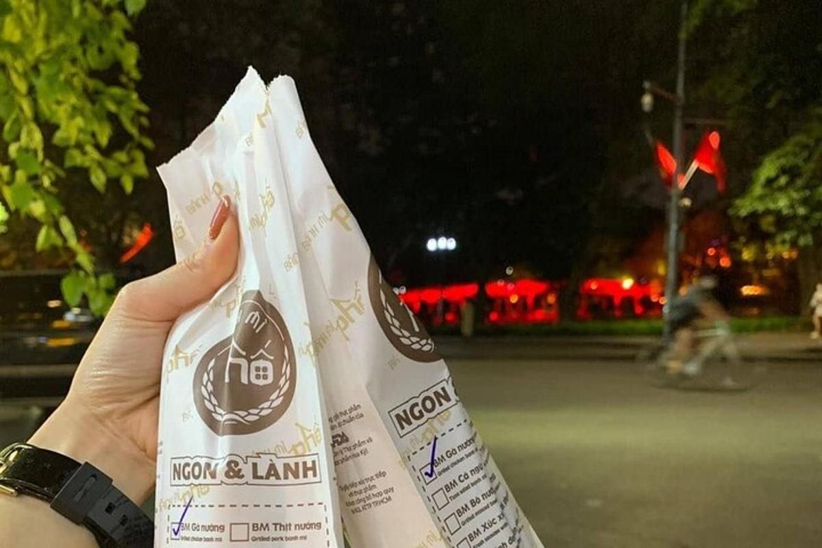 oseba, ki drži vrečko s hrano