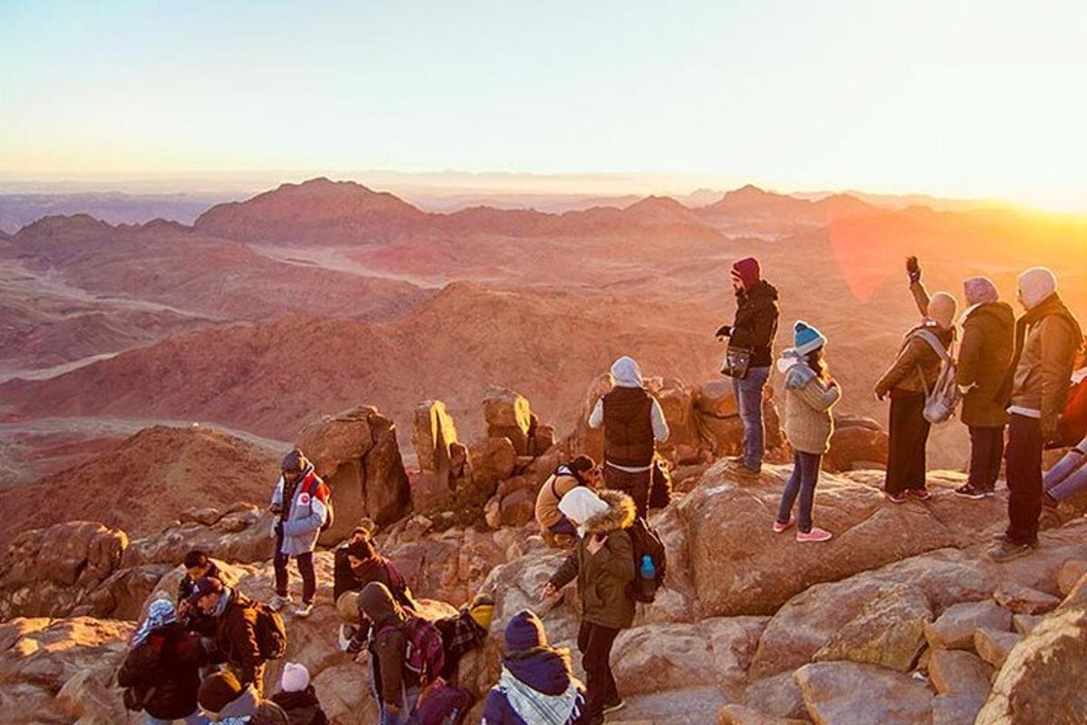 un gruppo di persone in piedi sulla cima di una montagna