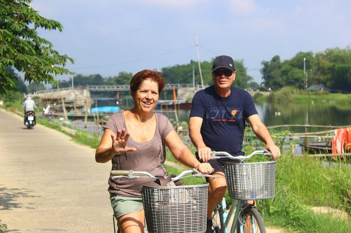 道路を自転車で走る男性と女性