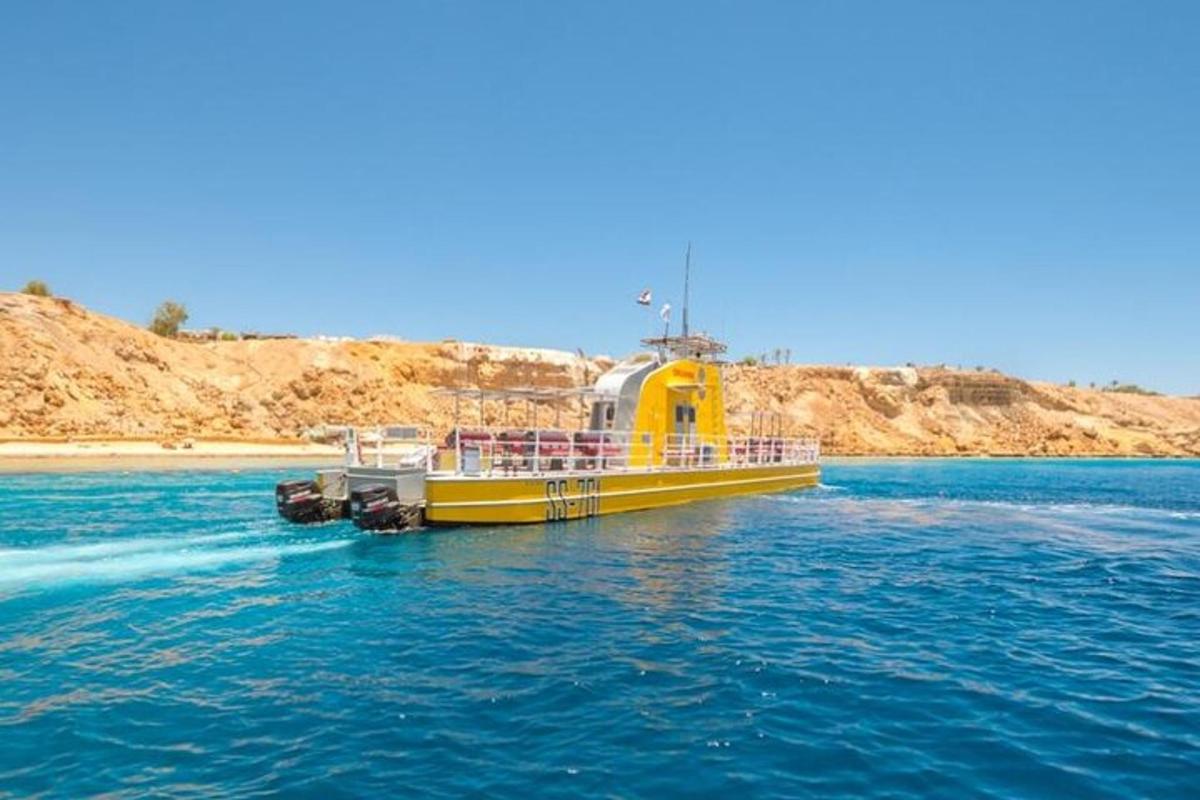 μια κίτρινη βάρκα στη μέση του νερού