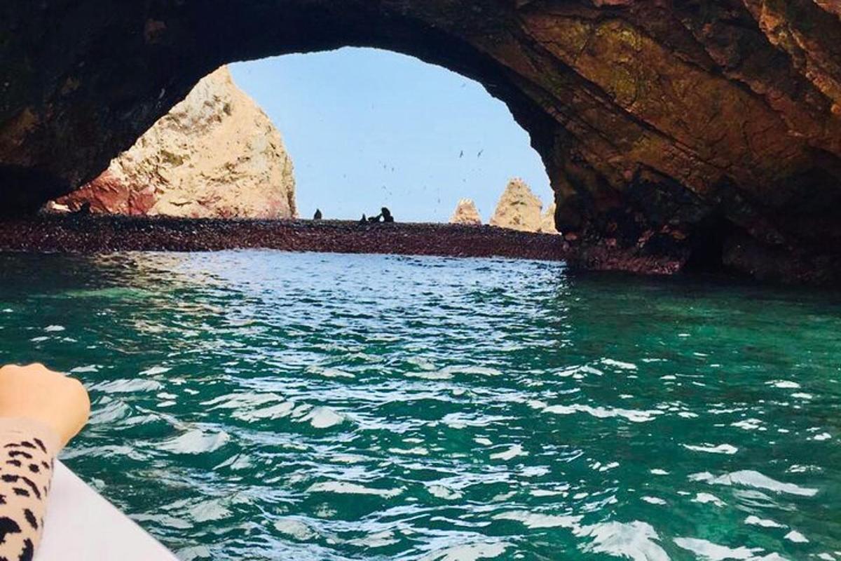o vedere a apei dintr-o barcă într-o peșteră