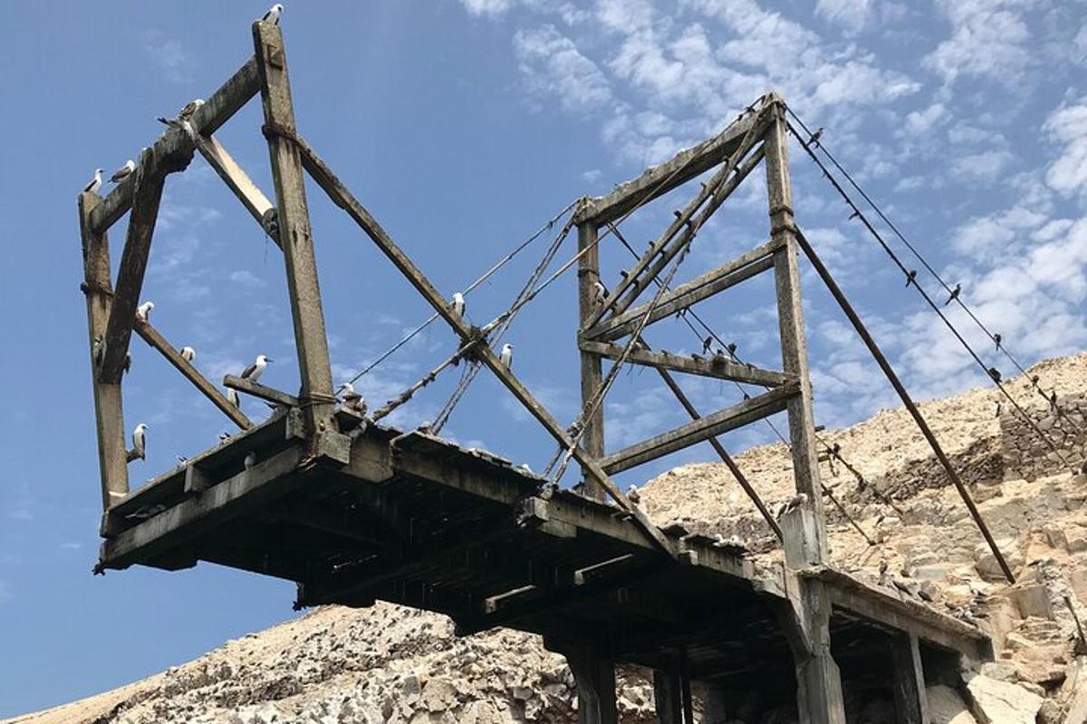 o structură metalică pe vârful unui munte