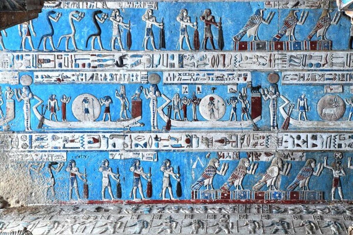 blár veggur með hieroglyfjum á honum