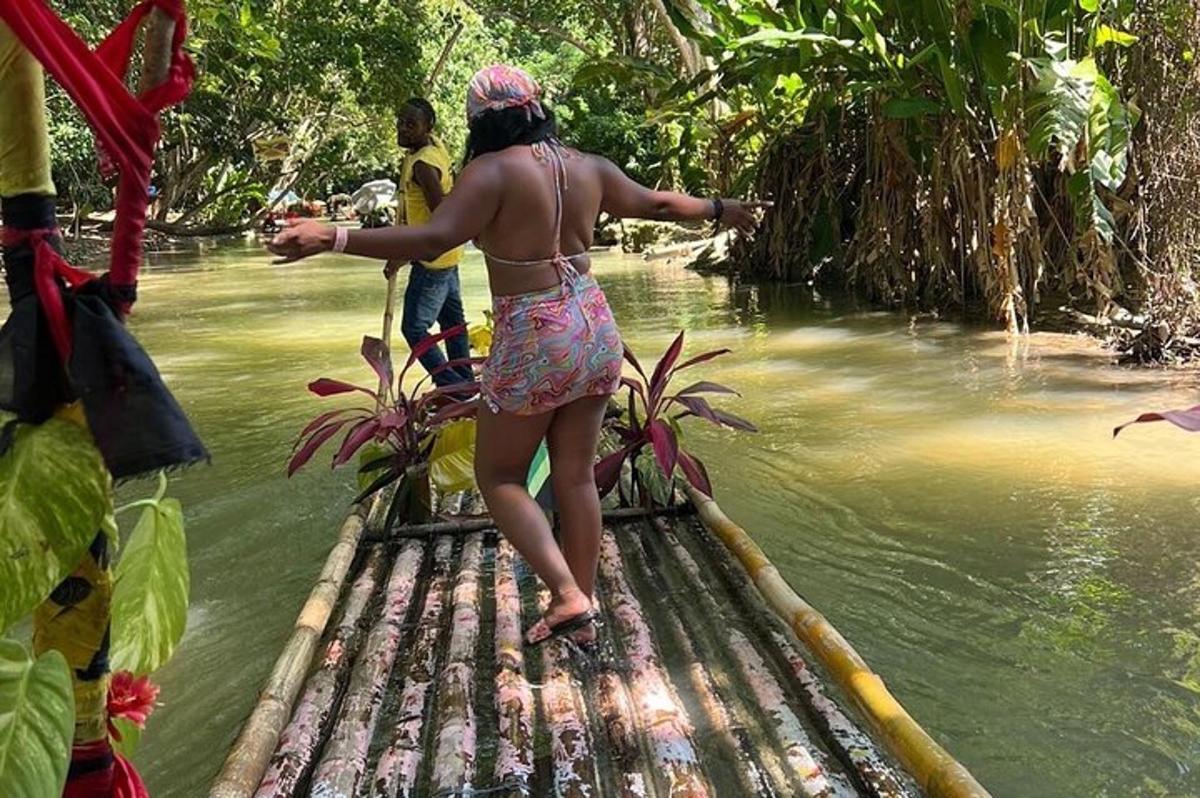 una donna in piedi su una zattera in acqua